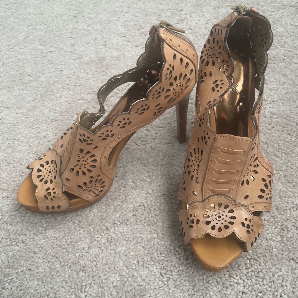 Faux leather lace pattern tan tone heel